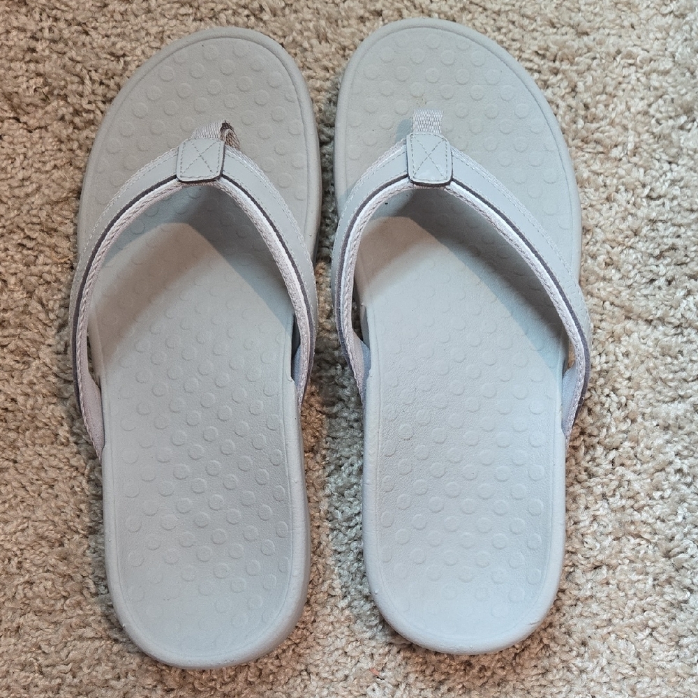 Vionic Light Gray Flip Flops